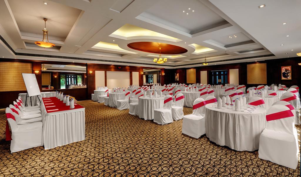 Ramada Plaza By Wyndham Jhv Varanasi Exterior foto