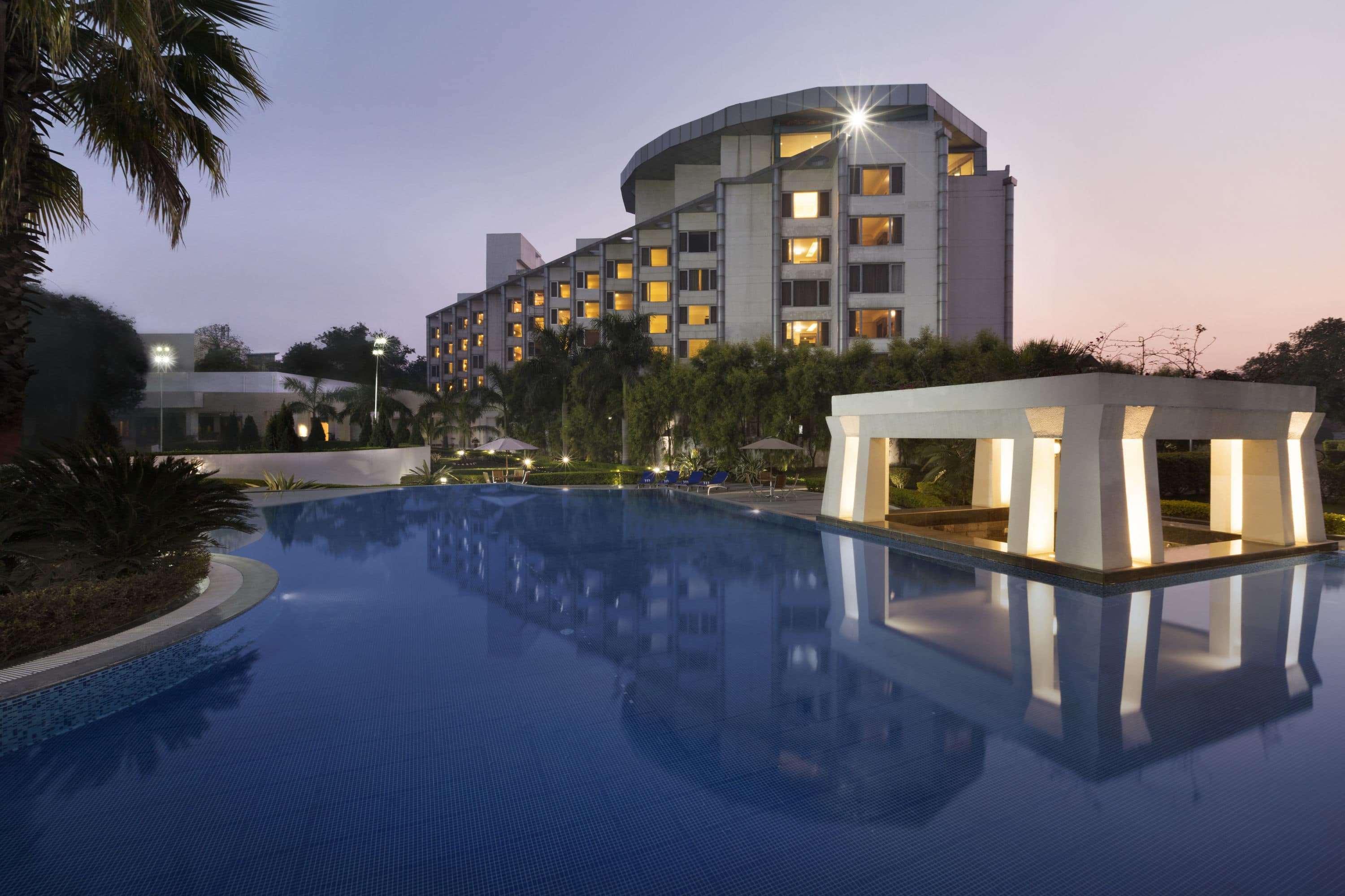 Ramada Plaza By Wyndham Jhv Varanasi Exterior foto